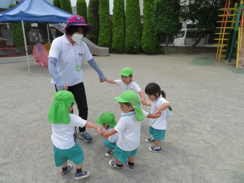 2歳児ひよこ組　先生と遊ぶの大好き！