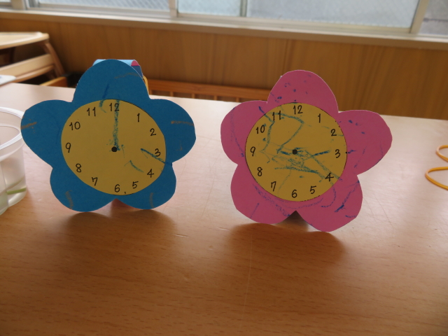 2歳児ひよこ組　時計を作りました！