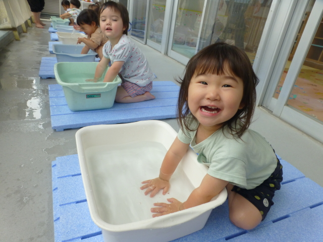 1歳児たまご組　水遊びっておもしろいね！