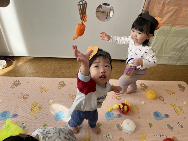 １歳児たまご組　キャンディー拾いをしたよ