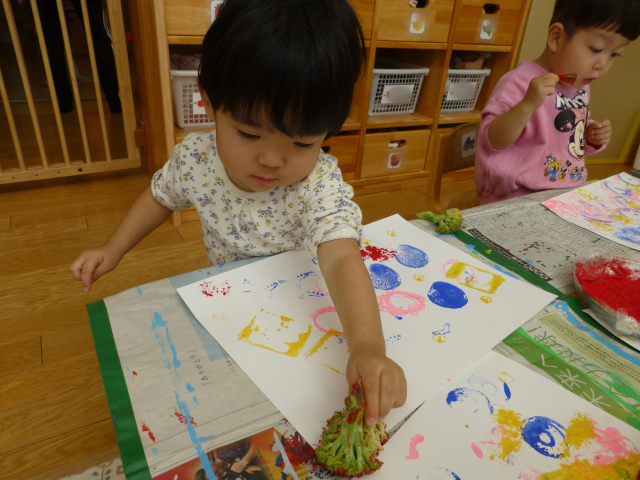 【1歳児　たまご組】野菜スタンプを楽しみました