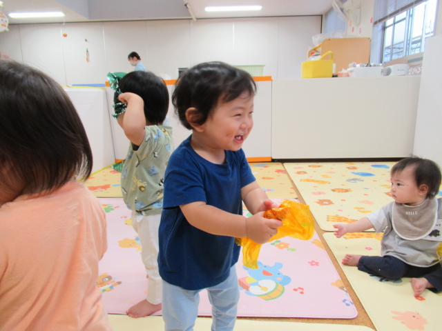 0歳児いちご組　のぞいたり、やぶいたり！