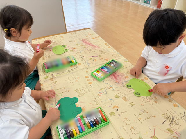 ２歳児ひよこ組　ケロケロかえるを作ったよ！