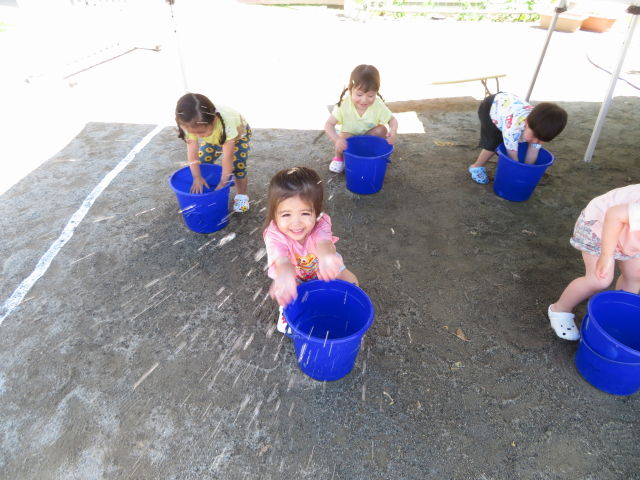 2歳児ひよこ組　パシャパシャ水遊び♪