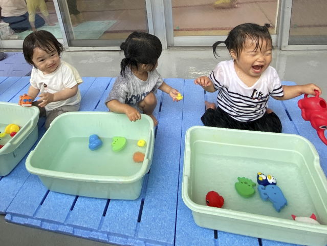 お水ピチャピチャ！気持ちいな♪