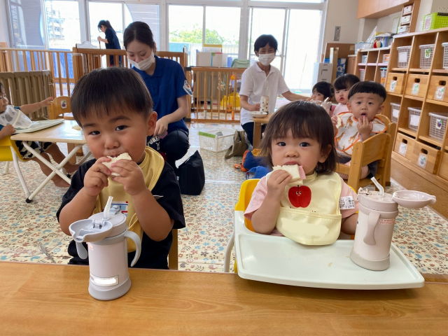 １歳児たまご組　食べることだいすき♡