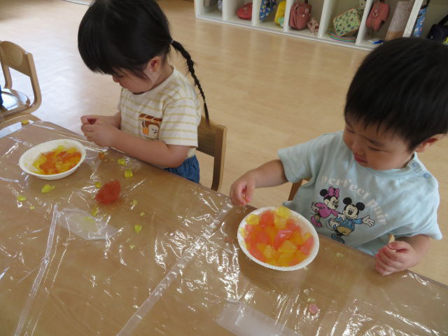 2歳児　ひよこ組　ぷるぷるさらさら楽しいな♪