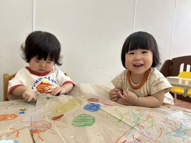 0歳児いちご組　くるくる書いたり、ペタペタ貼ったり．．．