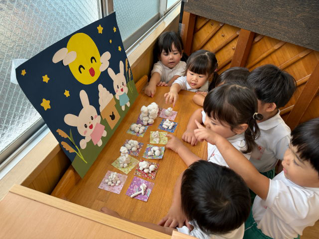 2歳児ひよこ組　お月見団子を作ったよ！