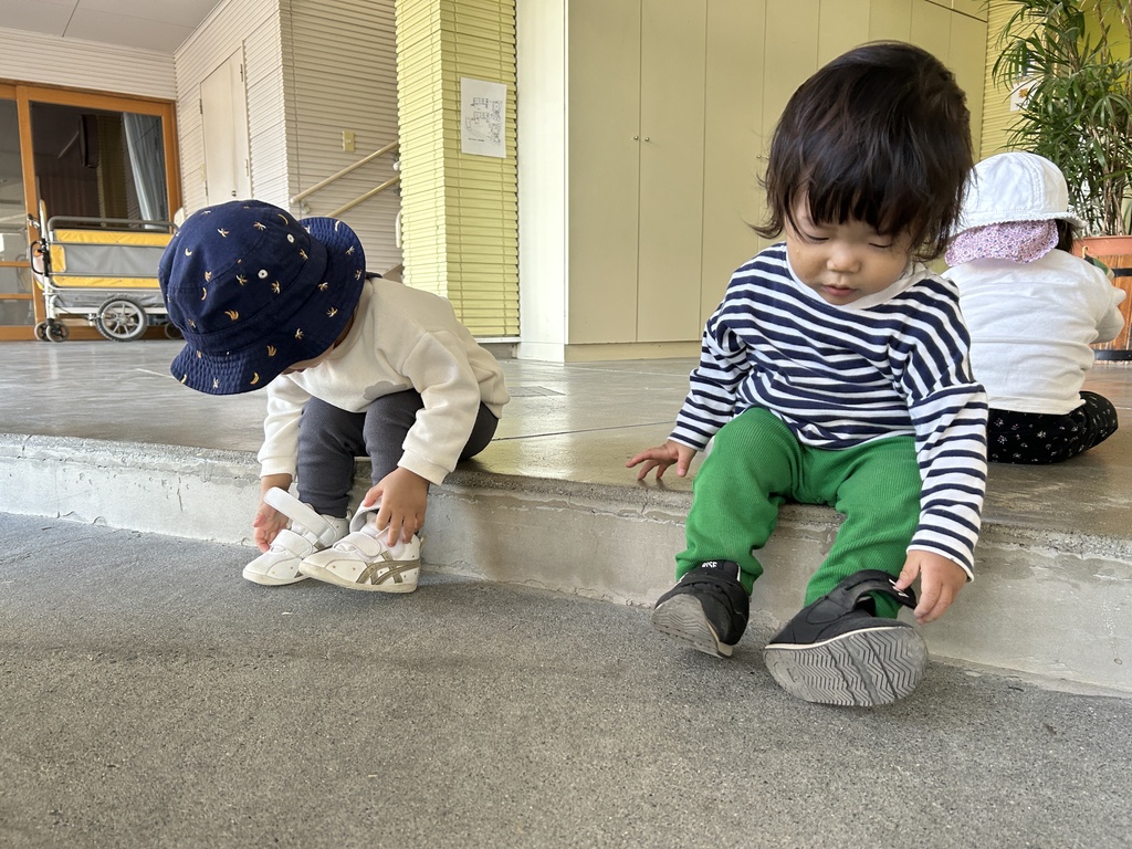 0歳児いちご組　いろいろなことに挑戦しています♡