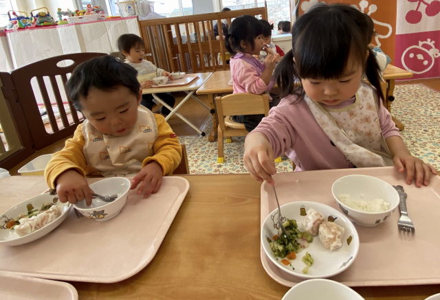1歳児たまご組　食具を使って食べられるかな？